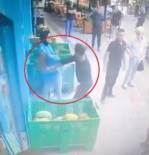 Eski sevgilisini çalıştığı markette darbedip, müşteriyi bıçakladı; olay kamerada