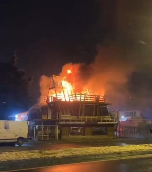 Avcılar’da ahşap atölyesi alev alev yandı