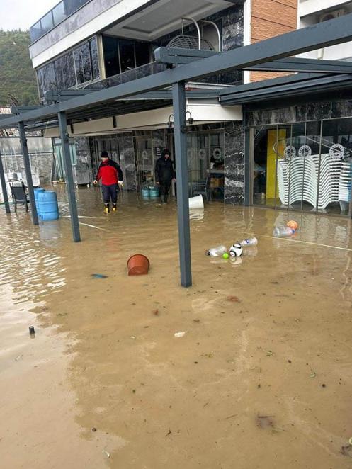 Erdekte sağanak ve fırtına; ev ve iş yerlerini su bastı