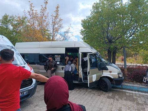 Dolmuş, kampüste ağaca çarptı; 13 öğrenci yaralı