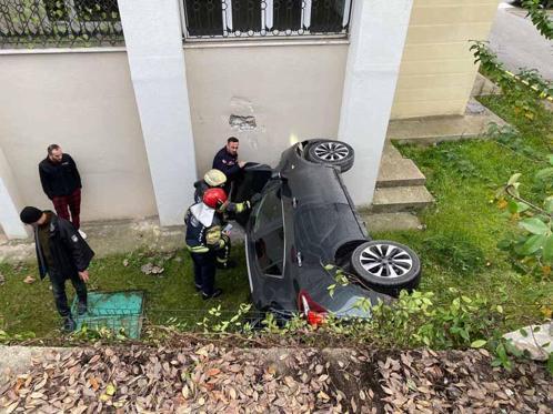 Otomobil, apartman bahçesine uçtu: 2 yaralı