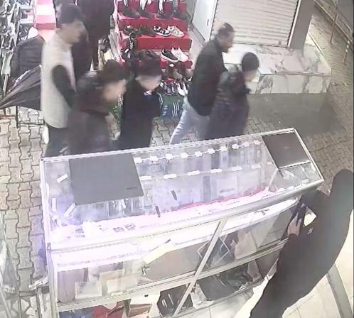 Fiyat sormak için girdiği iş yerinin vitrinindeki cep telefonunu çaldı