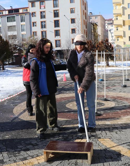 Oltuda beyaz bastonla farkındalık