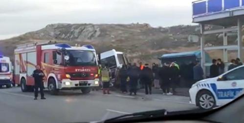 Otomobil, yolcu midibüsü ile çekiciye çarptı: 21 yaralı