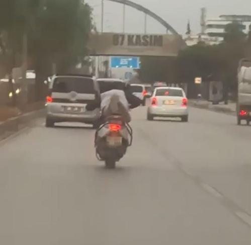 Motosikletle tehlikeli yolculuk kamerada; üzerine uzandı, ayağa kalktı