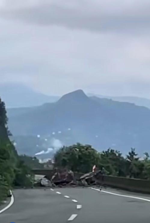 Artvinde heyelan; kapanan Karadeniz Sahil Yolu ulaşıma açıldı