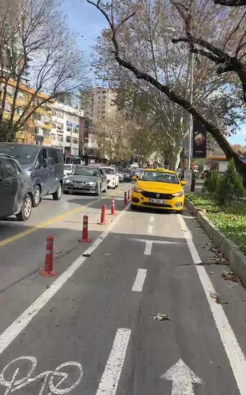 Bağdat Caddesindeki bisiklet yolu tehlike saçıyor