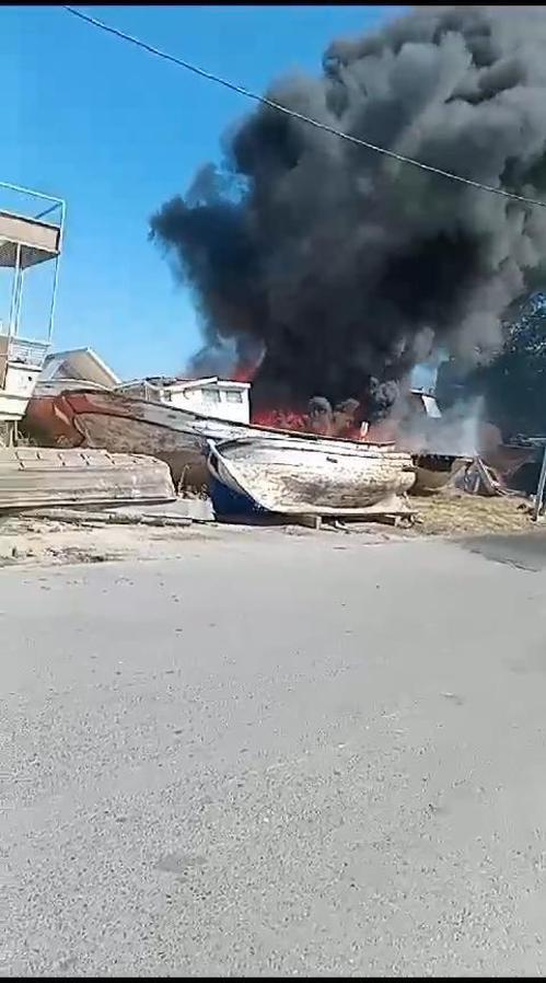 Küçükçekmece’de 5 tekne alev alev yandı