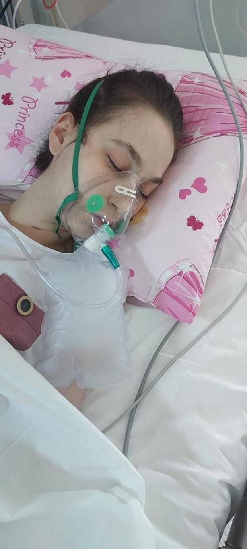 Kalp nakli bekleyen Esilanın bağış temalı resmi hastane duvarında