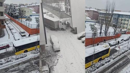 İstanbulda kar yağışı; kayan araçların kaza yaptığı anlar kamerada