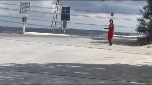 Hadımköyde yoldan geçen araçlara taş attı; çevredekiler tepki gösterdi