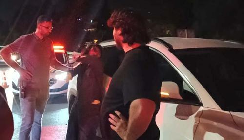 Otomobiliyle ters yöne giren sürücü polise direnip, gazetecilere tükürdü