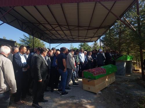 Gazdan zehirlenen anne ile kızı yan yana toprağa verildi