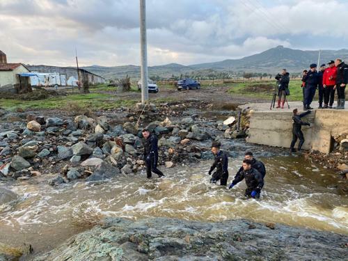 Foça’da selde kaybolan kişiyi arama çalışmaları 2’nci gününde