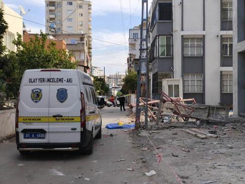 Asansörlü iskele metrelerce yükseklikten düştü: 1 ölü, 1 ağır yaralı