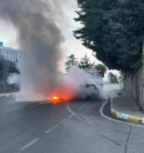 Pendikte seyir halindeki otomobil alev alev yandı