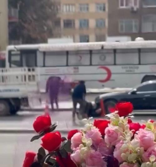 Diyarbakırda 3 kişinin yaralandığı silahlı kavga kamerada