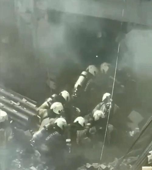 Esenyurtta bebek bezi fabrikasında çıkan yangın söndürüldü; 1 itfaiye eri yaralandı