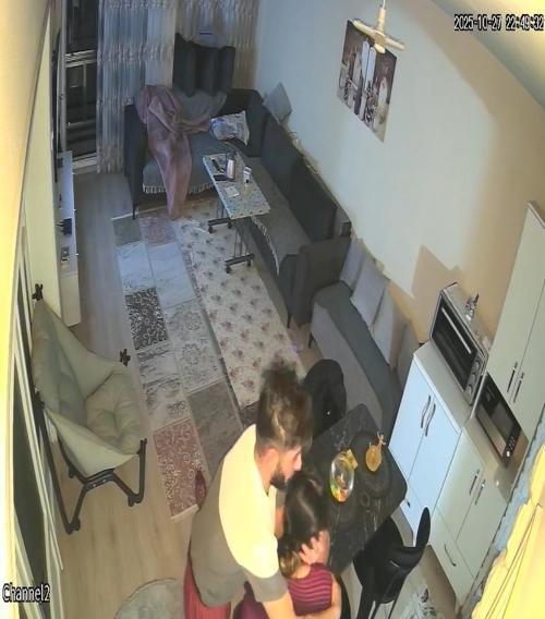 Depreme uyurken yakalanan kişinin yaşadığı panik kamerada