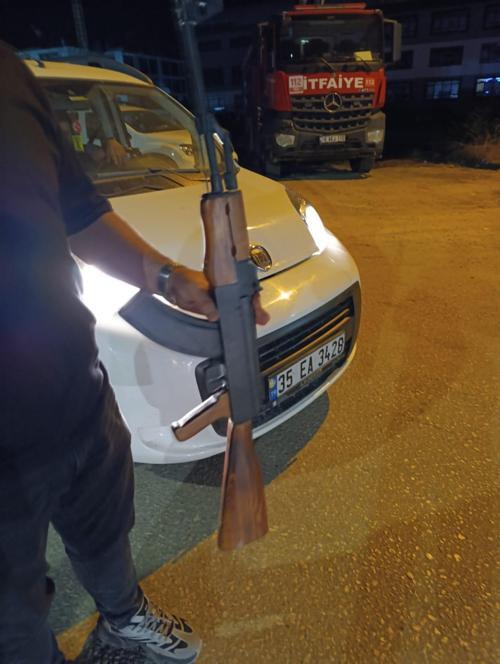Bursa’da kavga ihbarına giden polis, otomobilde oyuncak silah ele geçirdi