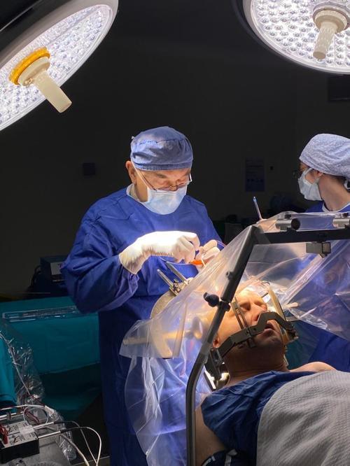 12 yaşında Parkinsona yakalandı; 21 yıl sonra beyin pili ameliyatı oldu