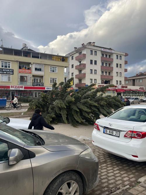 Bursada lodos etkili oldu; reklam tabelaları devrildi