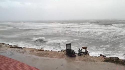 Saros Körfezinde kuvvetli lodos; işletmeler su altında kaldı