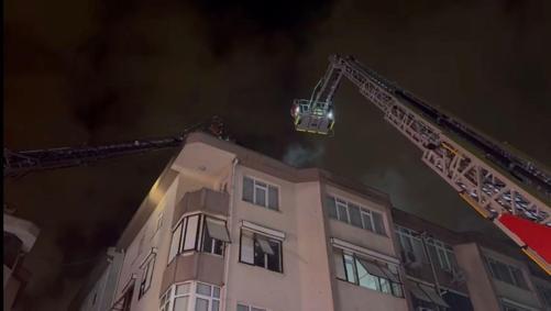 Üsküdar’da 5 katlı binanın çatı katında yangın