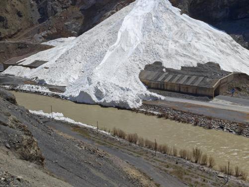 Hakkaride dağdan düşen çığ, Zap Suyunun önünü kesti