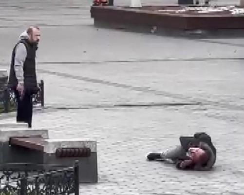 Fatih Mısır Çarşısının girişinde silahlı saldırı; vurduğu kişinin başında bekledi