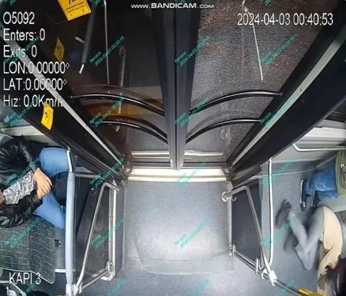Küçükçekmecede otele saldırı sırasında mermi isabet eden metrobüste yaşanlar kamerada
