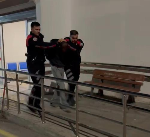 Küfürleştiği arkadaşını tabanca ile yaraladı