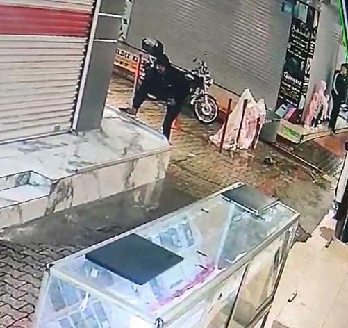 Fiyat sormak için girdiği iş yerinin vitrinindeki cep telefonunu çaldı