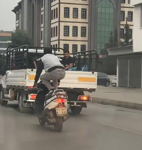 Motosikletle tehlikeli yolculuk kamerada; üzerine uzandı, ayağa kalktı