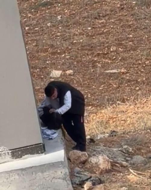 Adanada tartıştığı kadını çantayla darbetti; o anlar kamerada