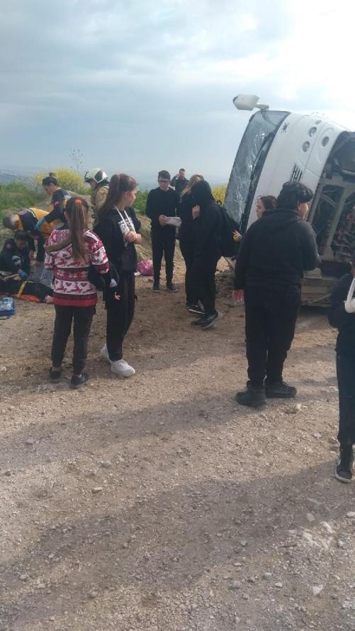 Bursada servis midibüsü kamyon ile çarpıştı: 22si öğrenci 23 yaralı