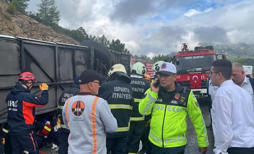 Isparta- Antalya kara yolunda yolcu otobüsü devrildi