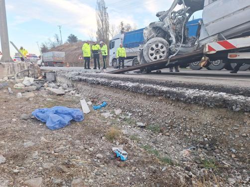 Otomobil direğe çarptı; aynı aileden 4 kişi öldü