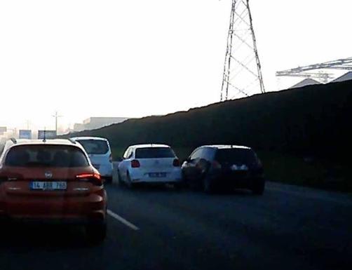 Sürücüsünün makas attığı aracın çarptığı otomobil devrildi; kaza kamerada