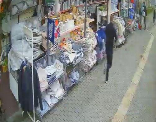 Husumetlisinin tabancasından çıkan kurşunlardan mağazaya sığınarak kurtuldu; o anlar kamerada