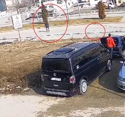 Horoz, sayaç okumaya gelen görevliyi kovaladı; o anlar kamerada