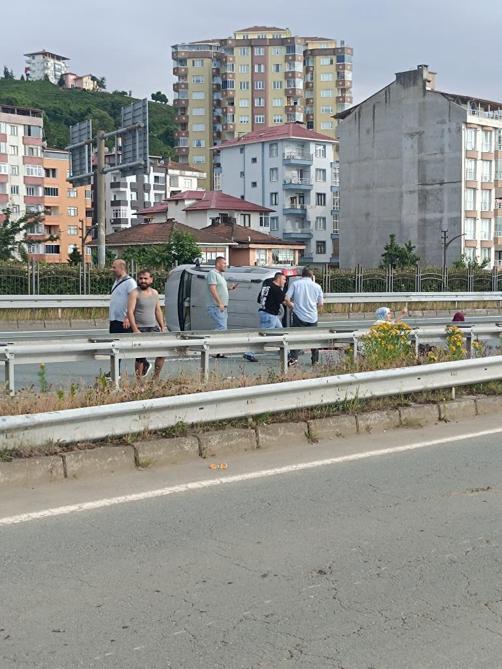 Rizede hafif ticari araç, bariyerlere çarptı: 2 ölü, 3 yaralı