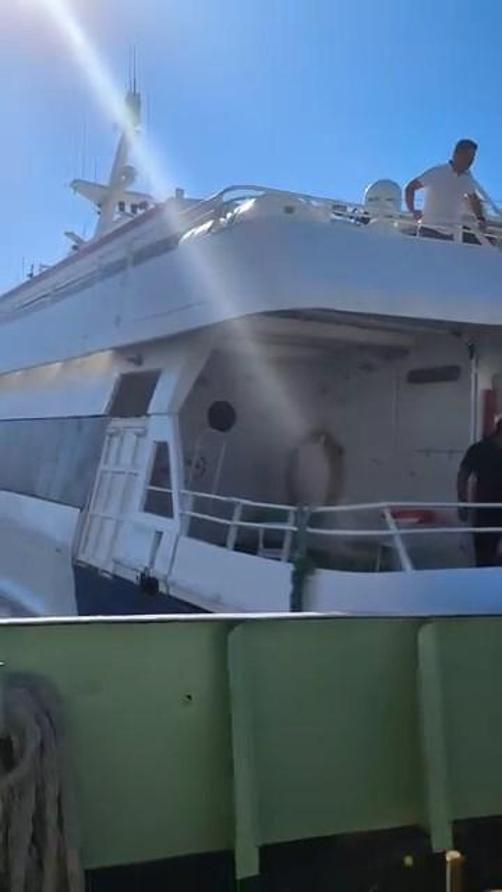 Sirkecide feribot iskeleye çarptı