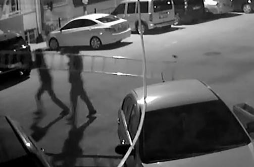Müzisyenin evine seyyar merdivenle tırmanan şüpheliler, tamire bırakılan otomobille hırsızlığa gitmiş