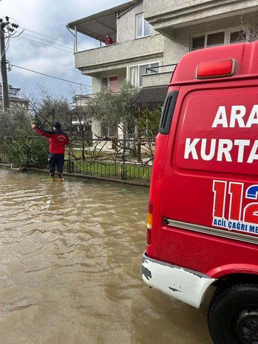 Erdekte sağanak ve fırtına; ev ve iş yerlerini su bastı