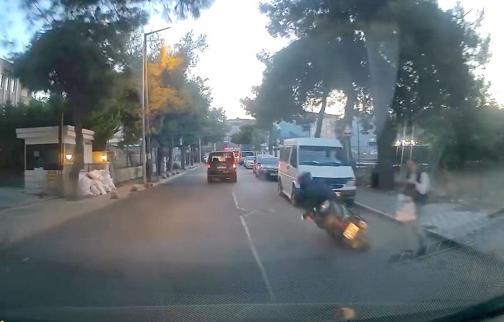 Avcılar’da motosikletten inerken düştü; otomobilin altında kalmaktan son anda kurtuldu
