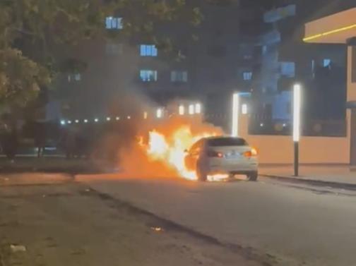 Alev alan otomobile, balkondan hortumla su sıktı; o anlar kamerada