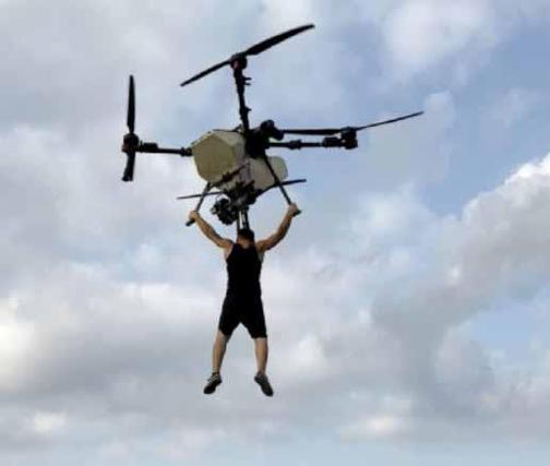 Tarım dronuna tutunan çiftçinin düştüğü anlar kamerada