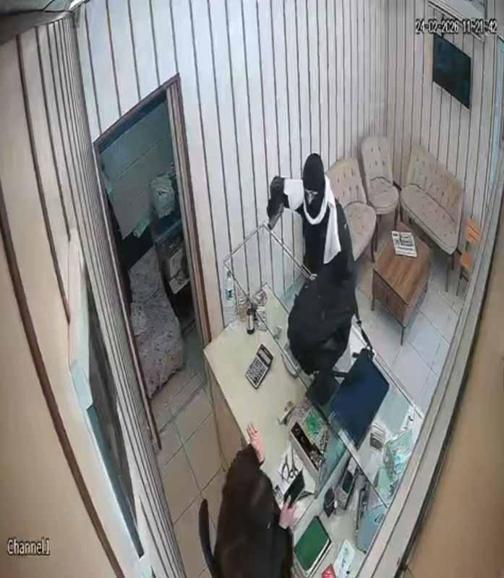 Dükkanına girdiği kuyumcunun çığlıkla panik butonuna bastığını görüp kaçtı