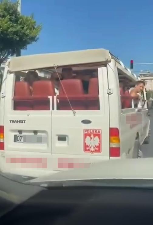 Tartıştığı sürücünün önünü kesip aracının camını yumruklayan şüpheli serbest